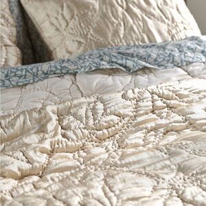 Anthropologie - queen size - Champagne color - Silky Floral Stitched Quilt